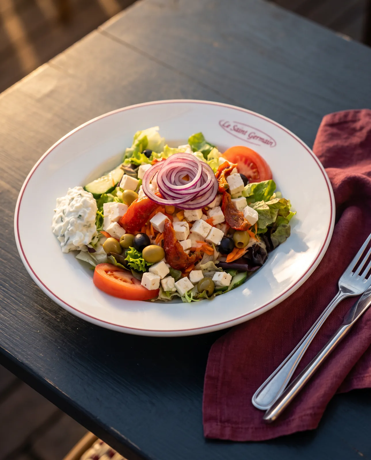 Grande salade grecque, feta et olives