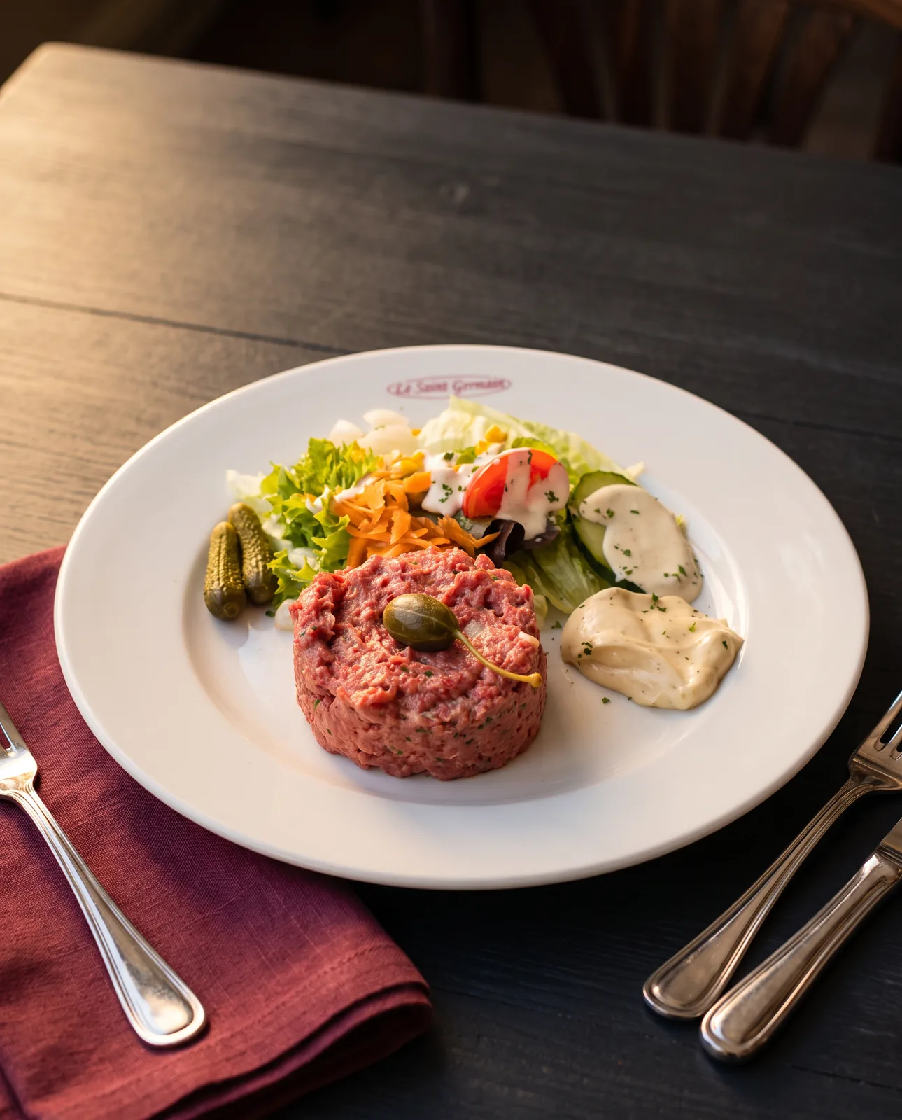 Tartare de bœuf préparé, câpre et crudités, sur assiette Le Saint Germain